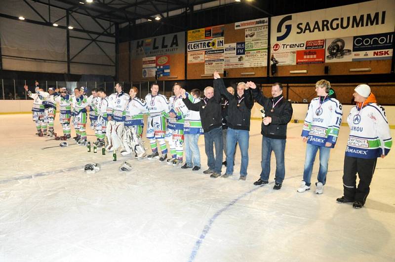 Oslavy třetího místa v letošním ročníku Krajské hokejové ligy mužů byly hodně podobné jako po loňském triumfu. Hronovští hráči se o svou radost i šampaňské podělili hned po posledním utkání sezóny se svými věrnými příznivci. 