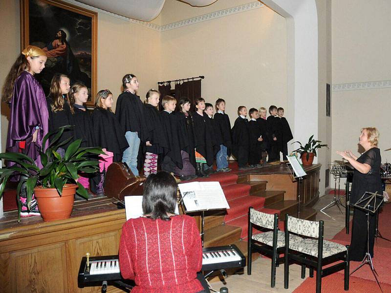 Na první adventní neděli uspořádala církev Československá husitská v Hronově ve spolupráci se ZUŠ Hronov tradiční Adventní koncert.