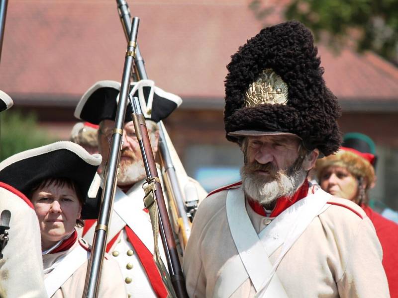 Při bitvě ze Sedmileté války se představilo na sto nadšenců v dobových uniformách. 