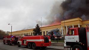 Výrobce autodílů v Polici zasáhl rozsáhlý požár