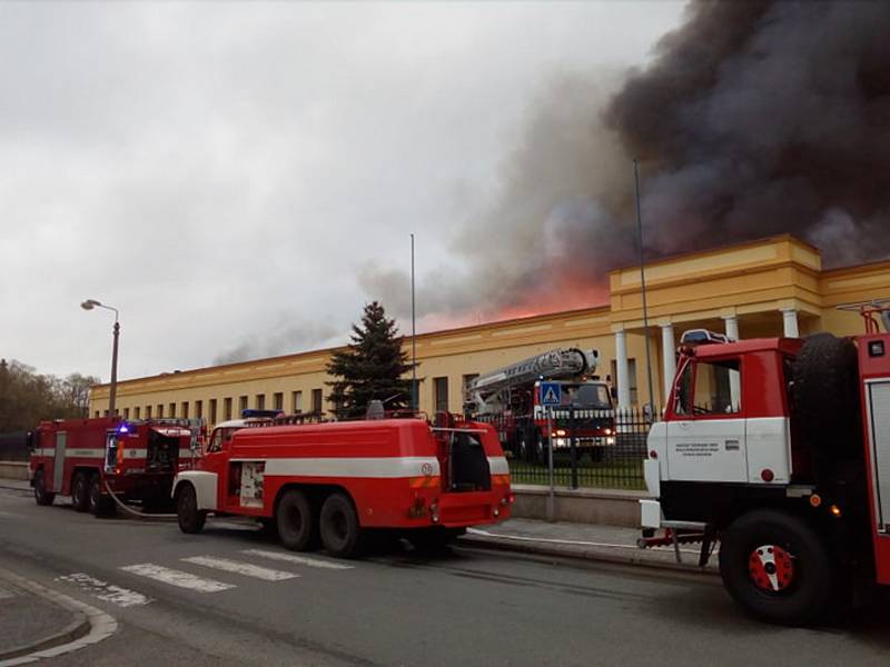 Rozsáhlý požár haly ve firmě Hauk v Polici nad Metují: škoda podle odhadů přesáhne 100 milionů korun.