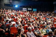 Doprovodný program festivalu filmové komedie ve středu potěšil milovníky dechové hudby- před kinem zahrála místní Stavostrojka.