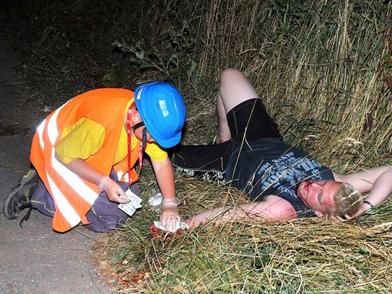 MLADÍ ZÁCHRANÁŘI z Rescue Campu zasahovali u fingované dopravní nehody autobusu a osobního automobilu. 