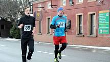 Sedmašedesát běžců bojovalo v sobotu s časem na jedenáct a půl kilometru dlouhé trati silničního novoročního běhu.
