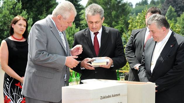 PREZIDENT Miloš Zeman, kardinál Dominik Duka a ředitel červenokostelecké Oblastní charity Miroslav Wajsar poklepali základní kámen nové budovy, která bude sloužit mobilnímu hospici. 