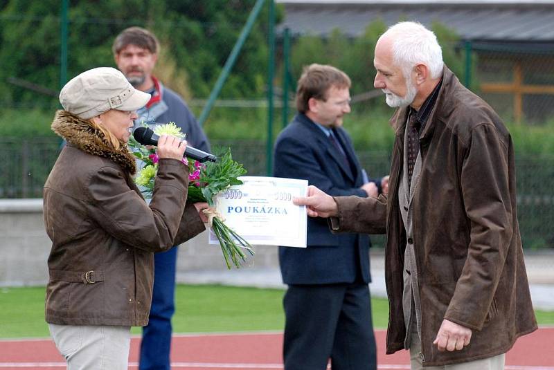 Zdeňka Horníková předala řediteli školy Janu Strašilovi šek v částce 5 tisíc korun na zakoupení sportovních potřeb.