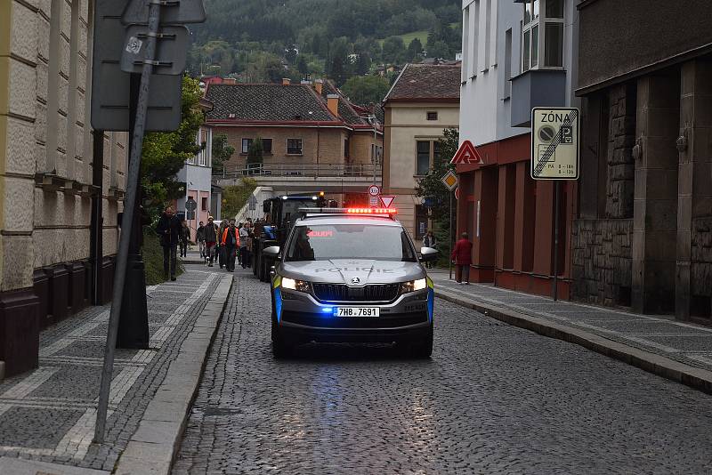 Náchodem v pondělí odpoledne projel valník s těly roztrhaných ovcí, za kterým kráčeli jako za smutečním katafalkem chovatelé ovcí. Ti chtěli veřejně upozornit na to co dokážou vlčí zuby ve stádě ovcí.