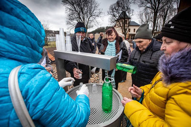 Otevření nového prameníku a lázní v Náchodě-Bělovsi. Tato minerální voda se nyní bude nazývat dle veřejné ankety Běloveské bublinky.