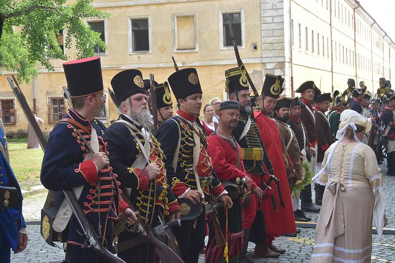 Díky dlouho očekávané akci Oživlý Josefov se pevnostnímu městu vrátila slavná vojenská minulost, kterou ochutnaly stovky návštěvníků. 