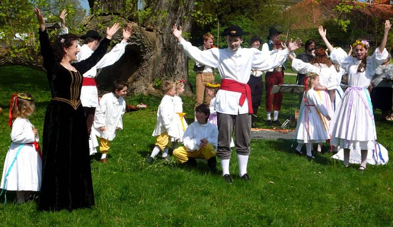 Majáles aneb Máj a les. Pod tímto rčením se v neděli na louce před ratibořickým zámkem vrátili ke slavnosti předků z pohanských dob členové folklorního souboru Barunka z České Skalice a soubor Il Ritornello. 