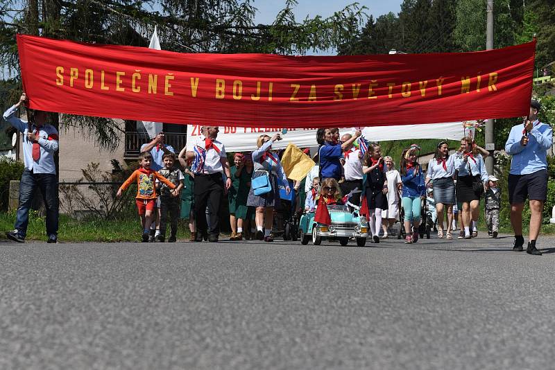 Dříve povinnost, dnes recese. Aneb bražečtí vytáhli mávátka a proletářská hesla