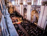 V sobotu 29. června se poprvé rozezněla slavnostní znělka festivalu Za poklady Broumovska. V klášterním kostele sv. Vojtěcha v Broumově přivítala sólisty a orchestr Národního divadla v Praze, spolu s místním pěveckým sborem Amicitia ZUŠ Broumov.
