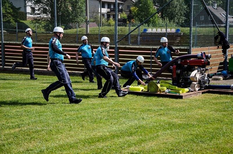 Na zeleném trávníků se odehrála tradiční hasičská soutěž v požárním sportu.