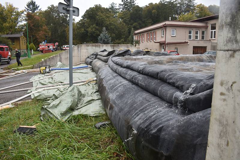 Zástupci dobrovolných hasičů a HZS trénovali stavbu mobilních hrazení protipovodňových opatření.