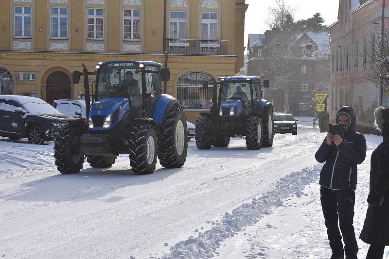 Symbolicky pět minut po dvanácté začala ve čtvrtek po poledni kroužit centrem Police nad Metují desítka traktorů. Zástupci ZD Ostaš a  Družstva vlastníků Agriteam se připojili k celostátní protestní akci proti změně dotačních pravidel.