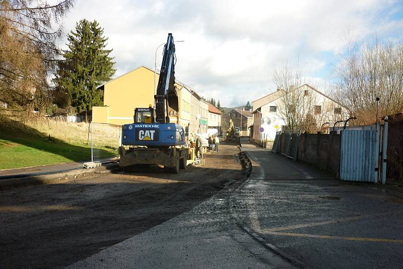 Na silnici Jiráskova - Horní Kostelec se opět vrátil provoz. Objektivem Jiřího Macha se můžete podívat na proces, který otevření komunikace předcházel. Foto: Jiří Mach