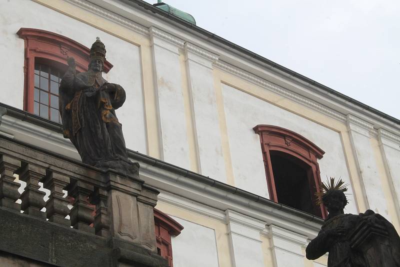 Vyražené okno se roztříštilo na dlažbě broumovského klášterního kostela sv. Vojtěcha.