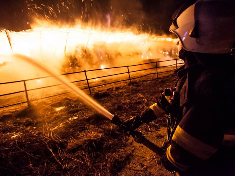 K velkému požáru skladovací haly sena v Bohuslavicích nad Metují došlo v neděli před čtvrtou hodinou ranní. 
