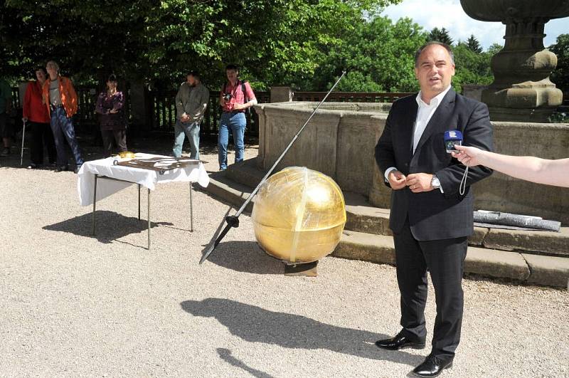 UKLÁDÁNÍ DOKUMENTŮ A PŘEDMĚTŮ do pouzdra a do restaurované makovice na vrchol věže náchodského zámku. 