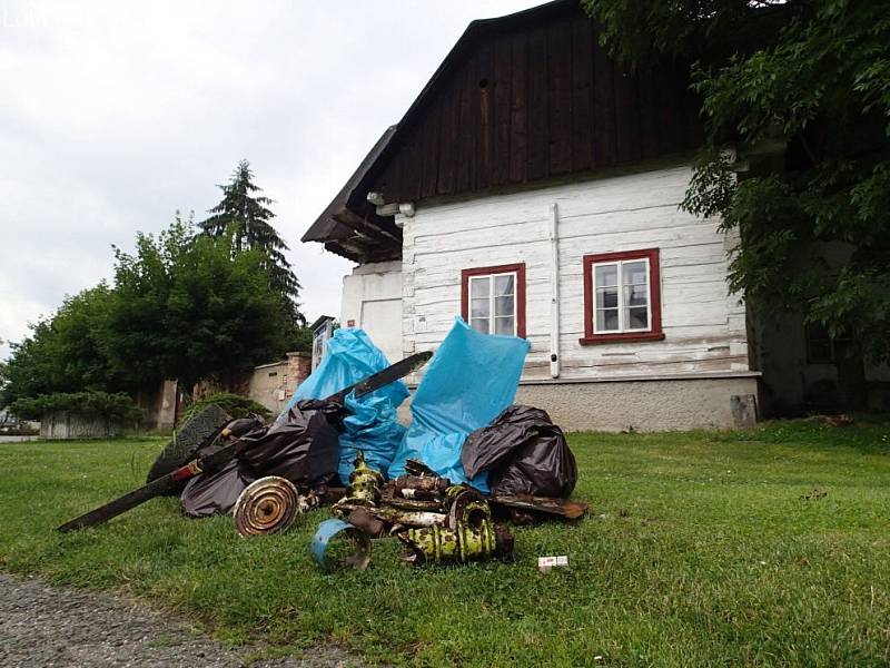 PORCELÁNOVÉ SOUČÁSTKY z elektrického vedení, koberce, stovky igelitů, pneumatiky a také injekční stříkačku. To vše ze země a z řeky shromáždila dvacítka dobrovolníků - Lotři a „geokačeři“. 