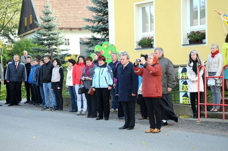 POSVÍCENÍ VYVRCHOLILO pondělním průvodem obcí ke kapličce, kde se sloužila mše, a následnou zábavou. 