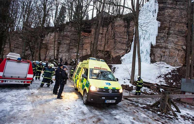 Horolezecký výkon se nevydařil, podnapilý mladík si při pádu poranil nohu.