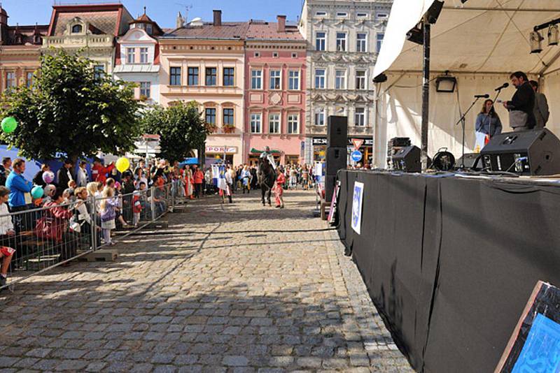 Sv. Václav  přijel na koni na broumovské náměstí. 