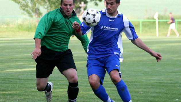 Bezbrankovou remízou ztratili fotbalisté Provodova (v modrém) dva body v důležitém boji o záchranu.