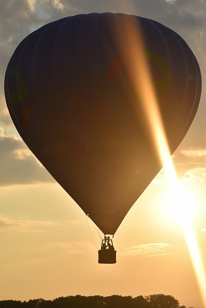 Sobotní start horkovzdušných balonů se krátce po 18 hodině odehrál na louce u hypermarketu Albert u polských hranic. Vítr nesl balóny k Novému Městu nad Metují. Foto: Deník/Petr Vaňous