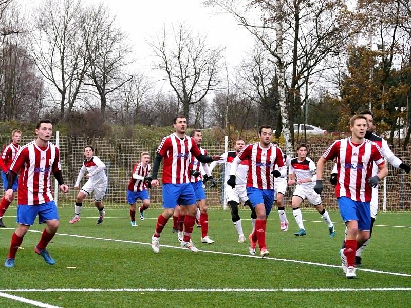 JAROMĚŘŠTÍ fotbalisté (na snímku v pruhovaném) půjdou do jarních odvet ze druhého místa.