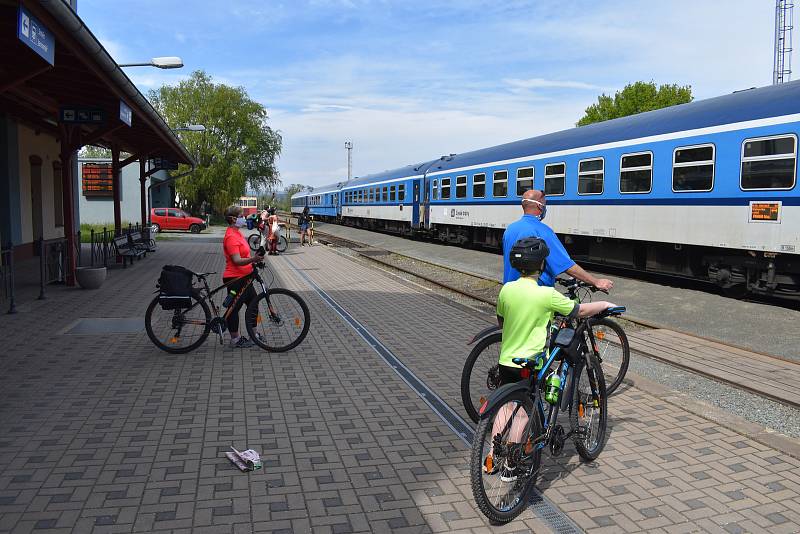 Cestující začali jezdit za turistikou ve velkém a především přišel nápor cyklistů využívajících veřejnou dopravu. A protože mimo pracovní dny je veřejná doprava do atraktivních míst v kraji stále ještě zredukována na polovinu, byly vlaky plné cestujících.