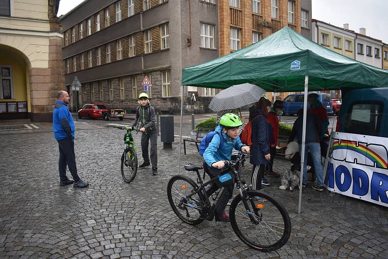 Navzdory deštivému počasí vyrazili v sobotu na legendární pochod Václavice - Havlovice desítky výletníků. V Náchodě a Václavicích jich odstartovalo 148, ale jak přestávalo pršet, tak se postupně přidávali další do cíle v Havlovicích nakonec dorazilo kolem