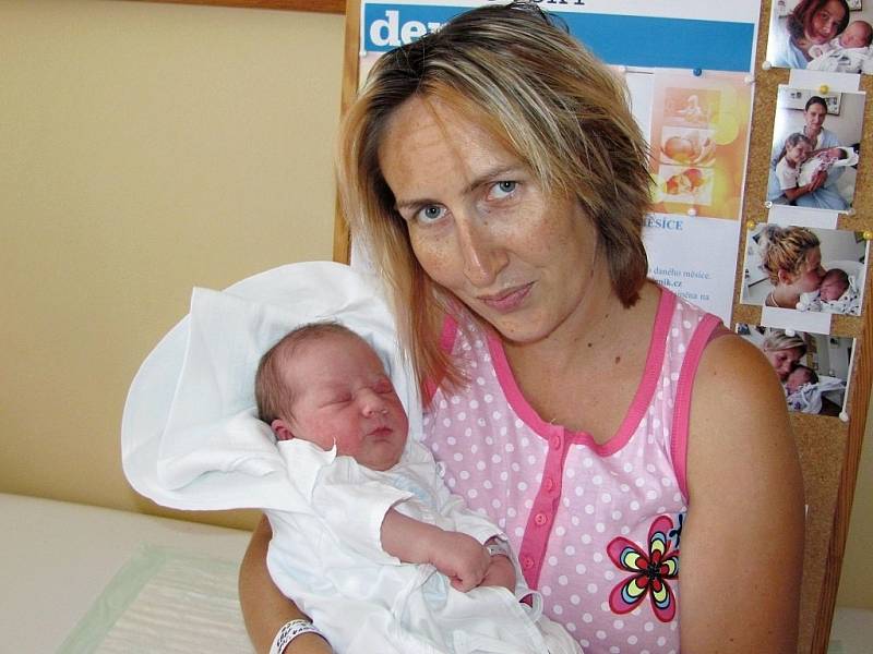 VÁCLAV MATUŠKA se narodil v rychnovské porodnici 31. srpna ve 12.23 hodin manželům Soně a Jiřímu Matuškovým ze Zvole. Po narození vážil 3,75 kg a měřil 50 cm. Doma se na bratříčka těšily Nikolka, Michalka a Amálka. Tatínek byl u porodu skvělou oporou.