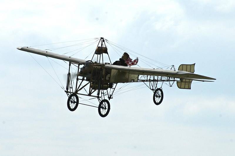 16. ročník modelářské air show rádiem řízených modelů letadel. 