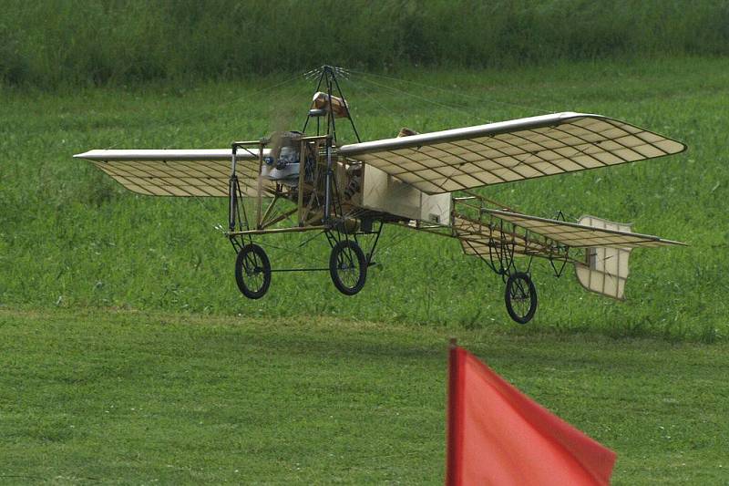 16. ročník modelářské air show rádiem řízených modelů letadel. 