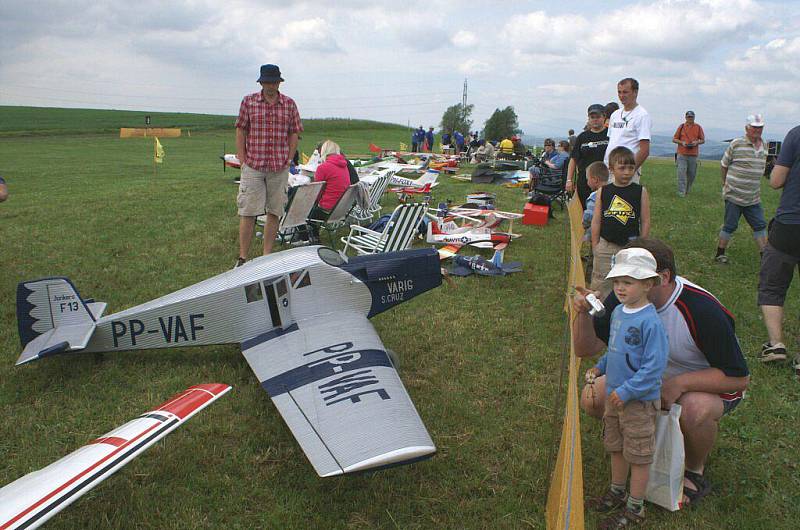 16. ročník modelářské air show rádiem řízených modelů letadel. 