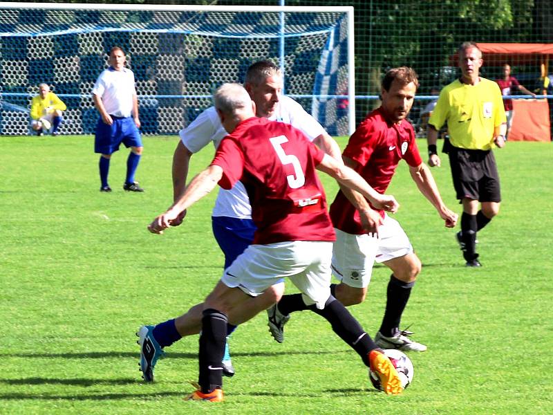 SOUBOJ Starých gard Broumova (v bílém) a Sparty Praha vyhráli sparťané 5:3.