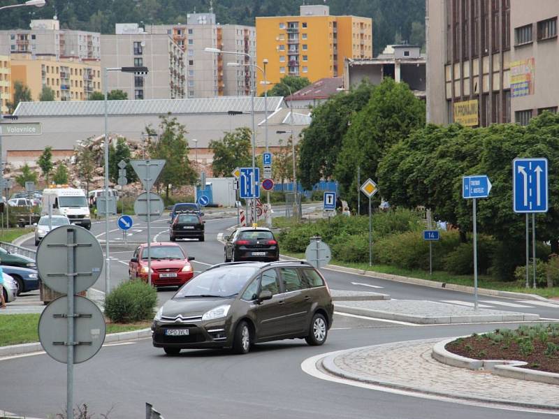 Třetí etapa opravy kruhové křižovatky u Itálie a navazující rekonstrukce Plhovské ulice byla úspěšně ukončena.