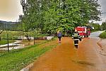 Rozvodněný potok v Křinicích ohrožoval rodinný dům. Hasiči ze Stanice Broumov, JSDH Broumov a JSDH Křinice stavěli zábrany z pytlů s pískem a dřevěných podlážek.