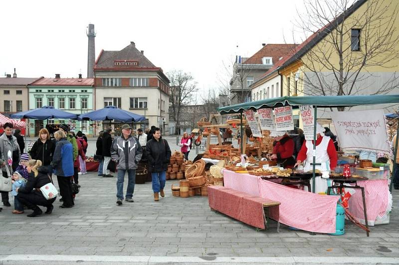 V neděli, tradičně týden před adventem, ožil Čapkův sál a část hronovského náměstí vánočními trhy.