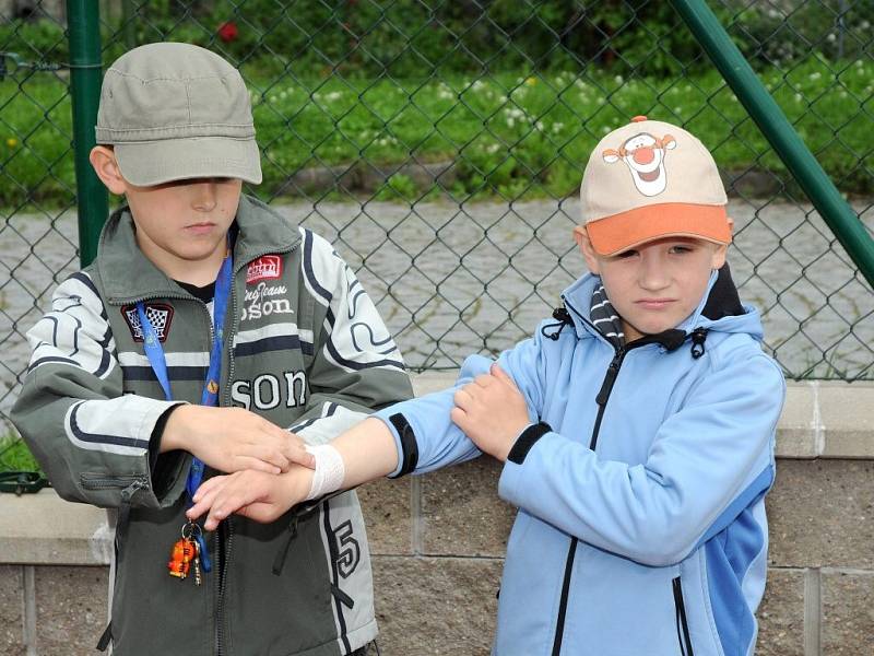 Školáci se učili předcházet úrazům, pomoci zraněnému i zásadám chování na silnici. 