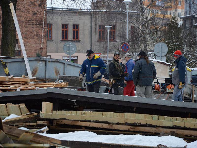 Bourání vietnamské tržnice za radnicí.