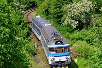 Bez přestupování ve Starkoči se obejdou cestující spěšných vlaků mezi Hradcem Králové a Broumovem.
