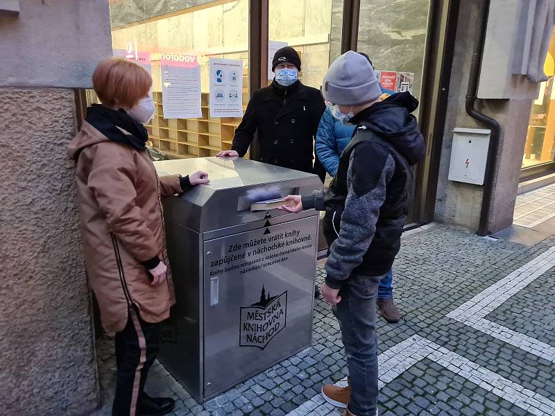 Bibliobox je velká kovová a bytelná schránka na knížky s vnitřním vozíkem, která umožní vrátit vypůjčené knihy, časopisy a ostatní dokumenty, i když je knihovna momentálně zavřená. To znamená 24 hodin 7 dní v týdnu.