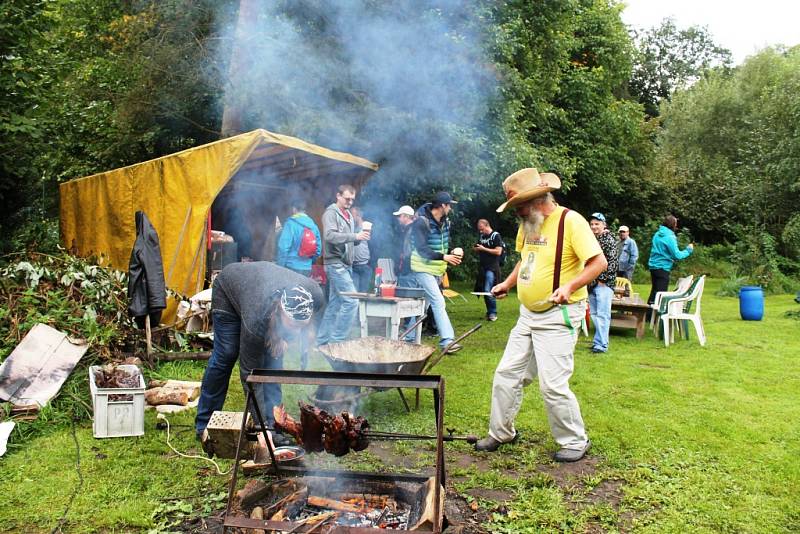 Pivní turisté prošli deset hospod Novoměstskem