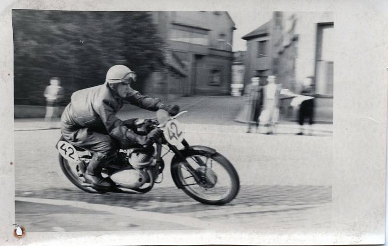 Fotodokumentace závodů pochází z archivu výjimečného a velice úspěšného regionálního jezdce Františka Kociána (1929 -1996)  z Bohdašína. Tomuto talentovanému a úspěšnému jezdci byl propůjčen legendární motocykl JAWA ESO, na kterém Franta několik sezon po 