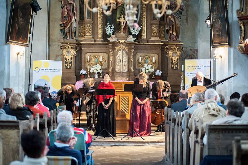 V božanovském kostele sv. Máří Magdalény odstartoval letní hudební festival klasické hudby Za poklady Broumovska. Foto: Jakub Šleis