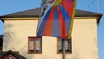 Obec Vlkov vyvěšuje tibetskou vlajku od roku 2014. Podporuje tak celosvětovou diskusi a povědomí o lidských právech nejen Tibeťanů a obyvatel Číny.