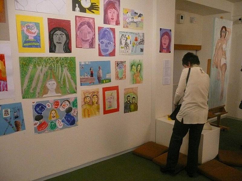 Ochoz zámecké jízdárny Galerie výtvarného umění v Náchodě patřil do 12. února dílům dětí, mládeže i dospělých, kteří se přihlásili do výtvarné soutěže Naše Galerie. 