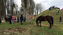 RAKOUSKÉ A PRUSKÉ jednotky pochodovaly pevnostním městem Josefov, aby zde zahájily turistickou sezónu. 